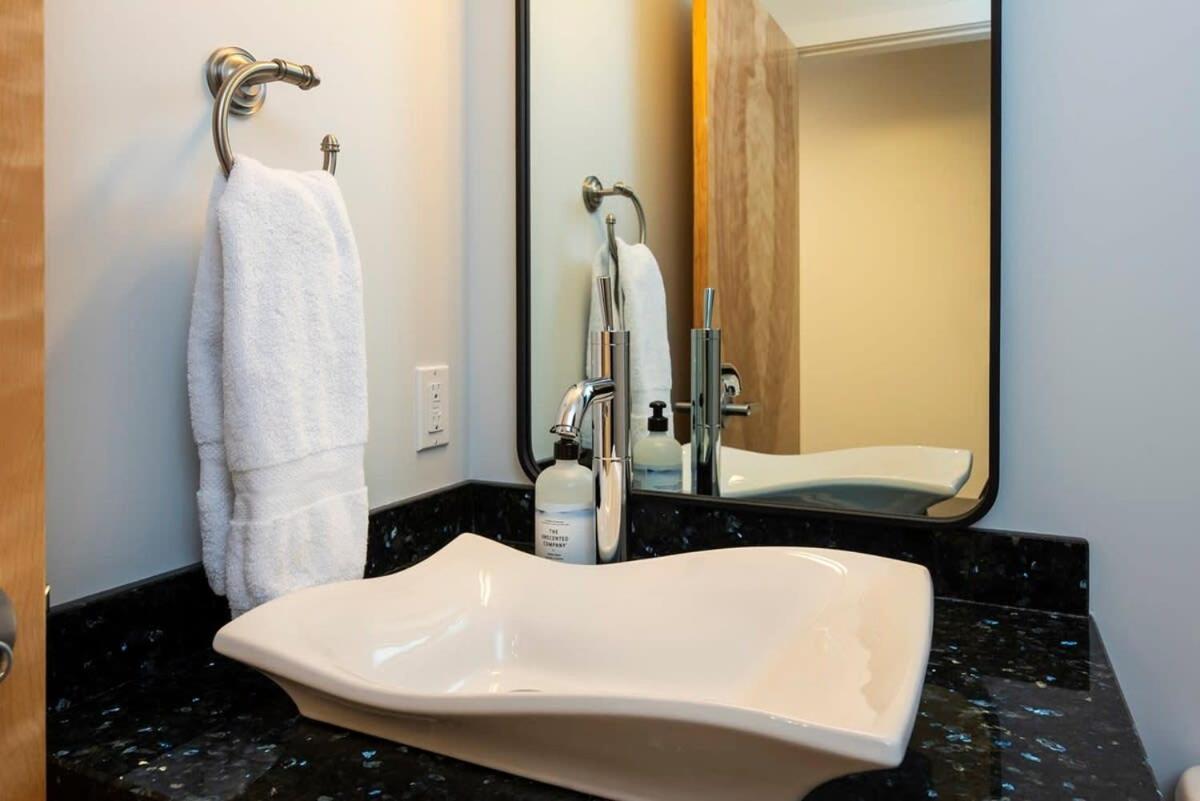 Nn - The Flame - Downtown 1-Bed 2-Bath Villa Whitehorse Eksteriør billede